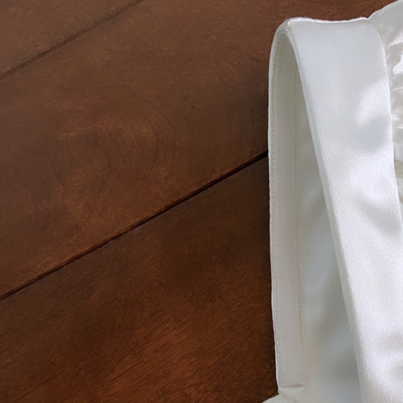 🔴SOLD FashionNova White Cropped Satin Top - Picture 4 of 5